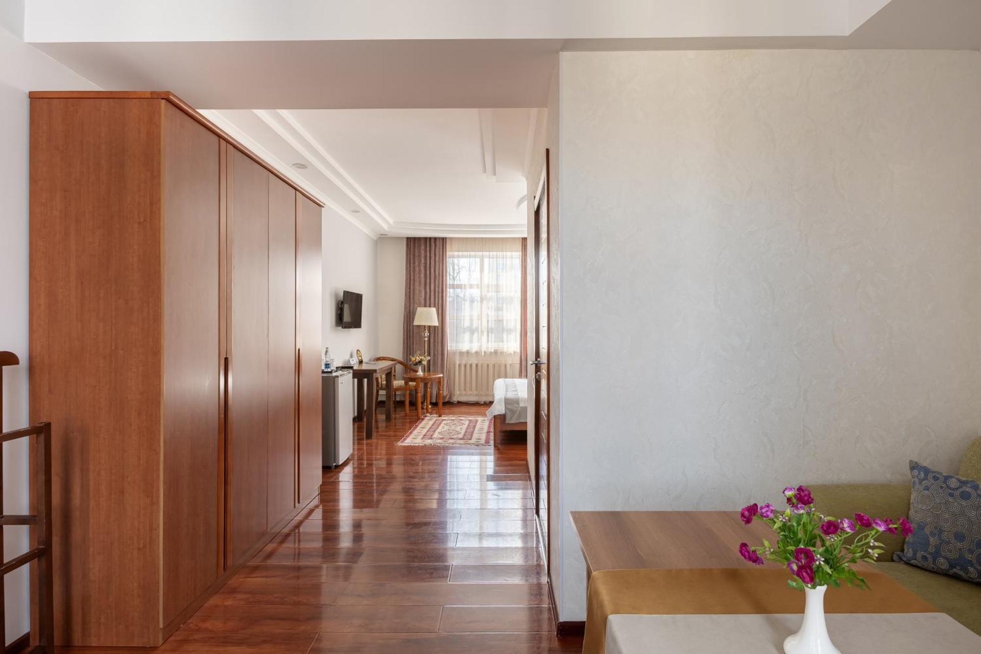 Soluxe Hotel Bishkek Ngoại thất bức ảnh